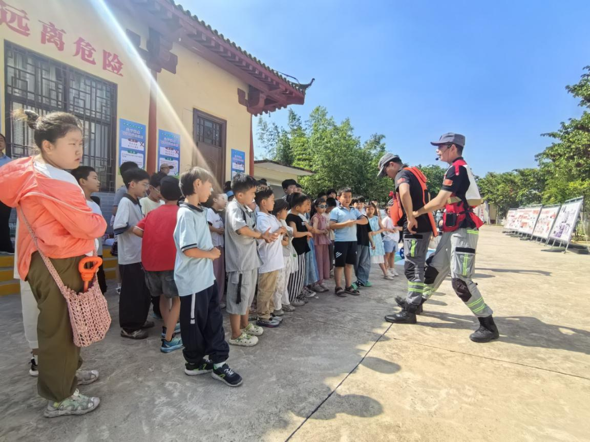多方联动筑防线 沉浸体验护平安 ——市河湖事务中心联合多方开展暑期防溺水安全教育