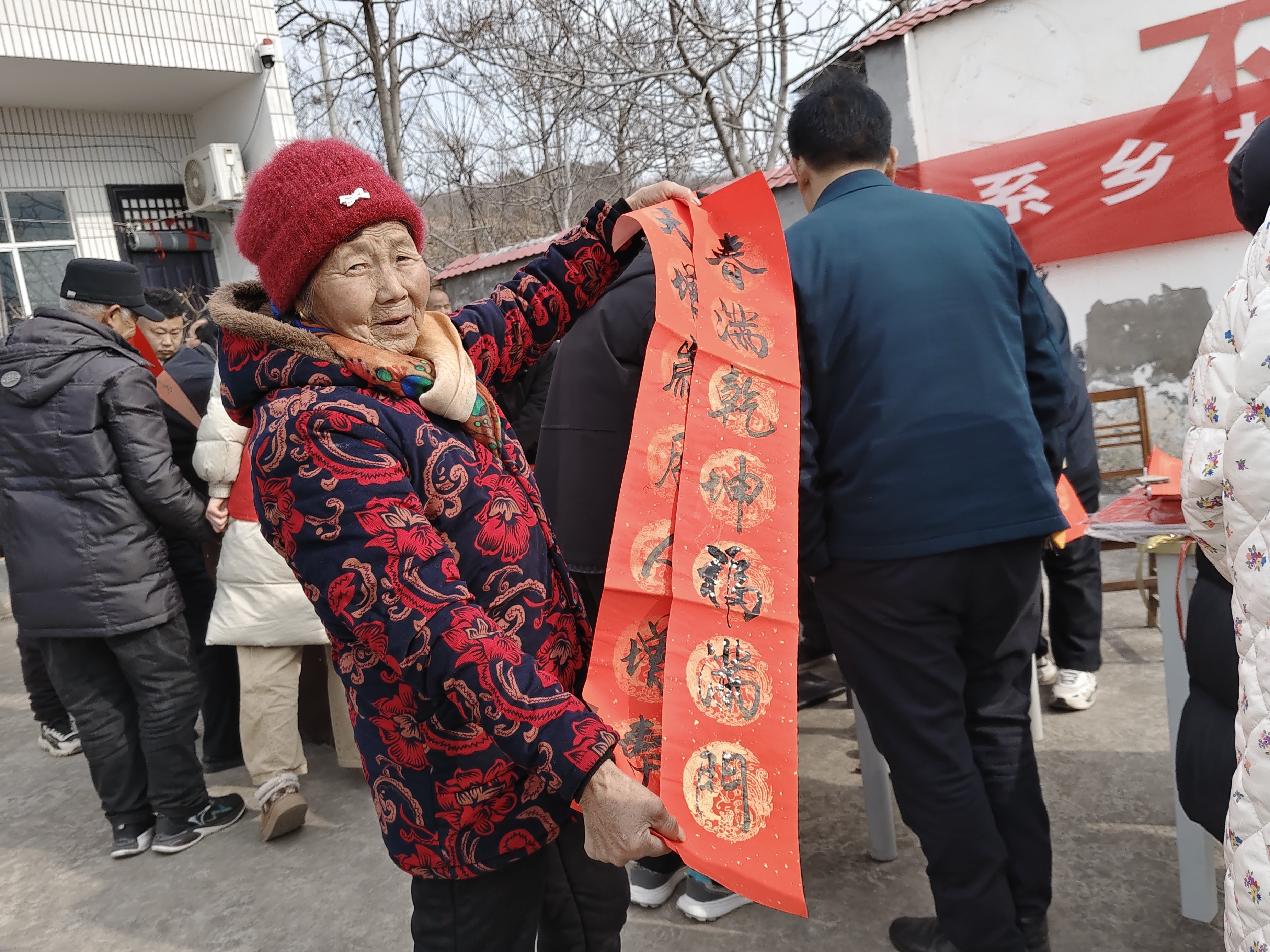情系乡村送祝福 义写春联迎新春—市河湖事务中心开展送春联下乡活动